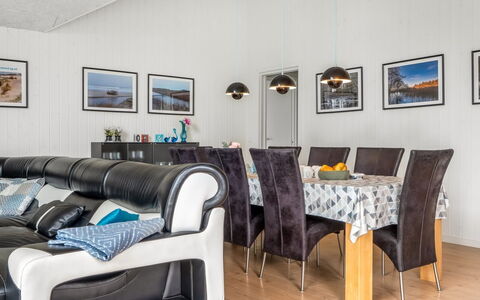 Sunna - 1.2Km from the Sea: Mobilia, Interior Design, Divano, Pavimentazione, Soffitto, Pavimento, Camera, Soggiorno, Casa, Illuminazione