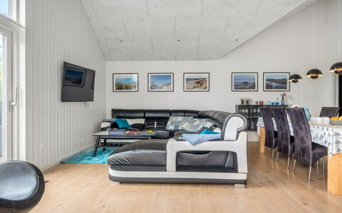 Sunna - 1.2Km from the Sea: Interior Design, Divano, Legna, Pavimentazione, Soffitto, Soggiorno, Pavimento, Mobilia, Illuminazione