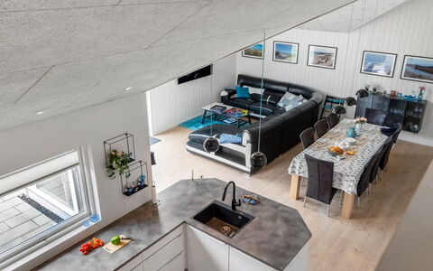 Sunna - 1.2Km from the Sea: Pavimentazione, Soffitto, Camera, Cucina, Controsoffitto, Sedia, Latifoglie, Pavimento In Legno, Lampada, Soggiorno