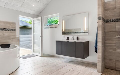 Sunna - 1.2Km from the Sea: Pavimentazione, Interior Design, Idraulico Fixture, Pavimento, Bagno, Lavello, Mobiletto Del Bagno, Rubinetto, Piastrella, Idraulico