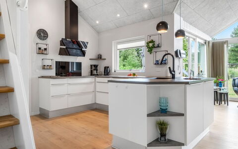 Sunna - 1.2Km from the Sea: Pavimentazione, Interior Design, Cucina, Controsoffitto, Mobilia, Soffitto, Legna, Lampada, Pavimento, Elettrodomestico Da Cucina