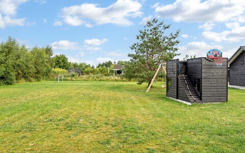 Frederikke - 990M from the Sea: Blu, Arbusto, Villetta, Groundcover, Giardino, Estate, Shade, Landscaping, Agriturismo, Eco Hotel