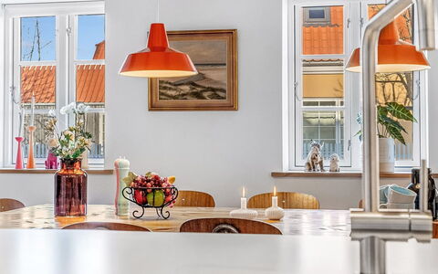 Rami - 250M from the Sea: Interior Design, Lampada, Cucina, Soffitto, Pavimentazione, Illuminazione, Arancia, Casa, Controsoffitto, Mobilia