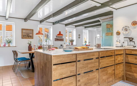 Rami - 250M from the Sea: Mobilia, Legna, Pavimentazione, Cucina, Controsoffitto, Interior Design, Cabinetry, Soffitto, Pavimento, Pavimento In Legno