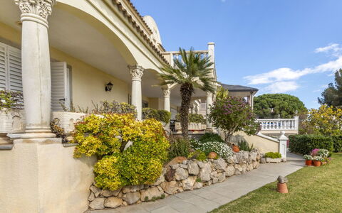 Bon Repos: Zona Residenziale, Arbusto, Casa, Giardino, Casa, Lotto, Tetto, Shade, Prato
