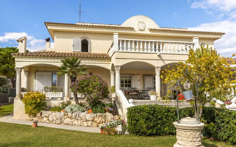 Bon Repos: Zona Residenziale, Arbusto, Casa, Giardino, Casa, Lotto, Tetto, Shade, Prato