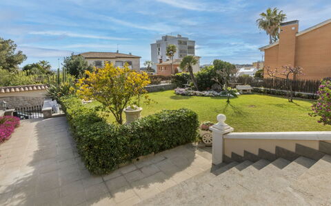 Bon Repos: Zona Residenziale, Arbusto, Casa, Giardino, Casa, Lotto, Tetto, Shade, Prato