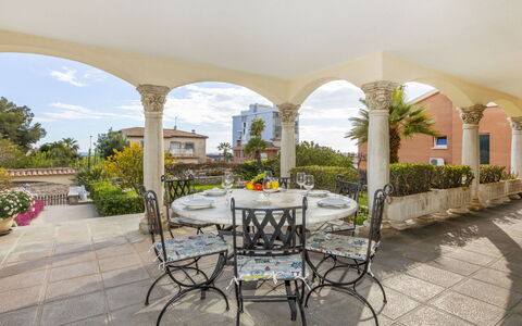 Bon Repos: Zona Residenziale, Arbusto, Casa, Giardino, Casa, Lotto, Tetto, Shade, Prato
