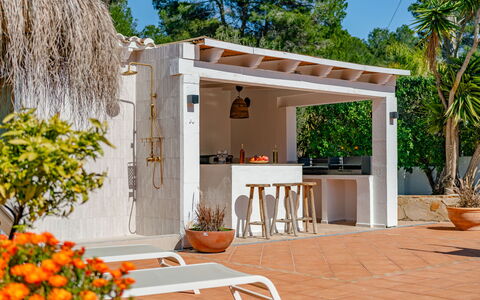 Sierra Pinos Plus: Zona Residenziale, Arbusto, Casa, Giardino, Casa, Lotto, Tetto, Shade, Prato