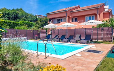 Opatija Kastav 223: Zona Residenziale, Casa, Quartiere, Appartamento, Casa, Tetto, Insediamento Umano, Sobborgo, Inverno, Condominio