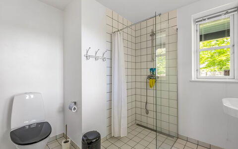 Christin - 275M from the Sea: Pavimentazione, Idraulico Fixture, Pavimento, Bagno, Interior Design, Gabinetto, Toilet Seat, Idraulico, Soffitto, Materiale Composito