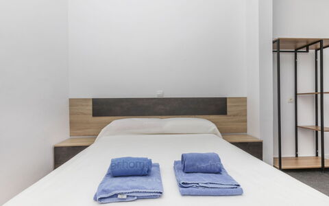 Airmenuda: Pavimento, Pavimentazione, Legna, Interior Design, Camera Da Letto, Mobilia, Letto, Camera, Lenzuolo, Bedding