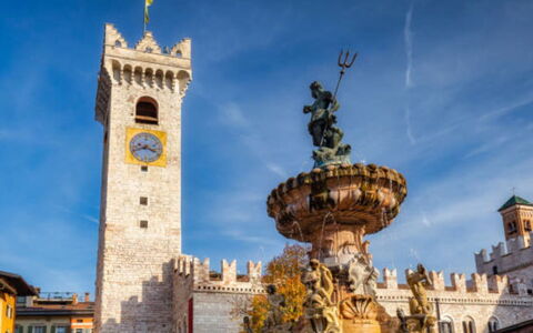 Nonnellini: Città, Punto Di Riferimento, Attrazione Turistica, Orologio, Torre, Fontana, La Piazza Cittadina, Vacanza
