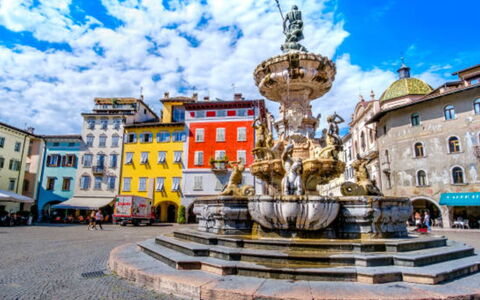 Nonnellini: Città, Cittadina, Fontana, Spazio Pubblico, La Piazza Cittadina, Insediamento Umano, Attrazione Turistica, Metropoli, Plaza