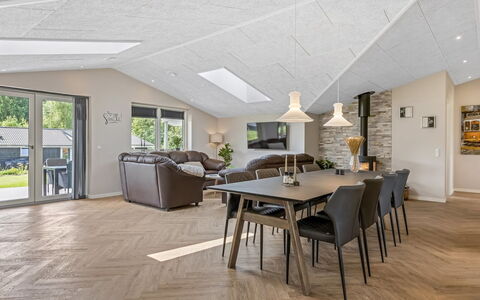 Alvira - 30Km from the Sea: Interior Design, Legna, Soffitto, Pavimentazione, Mobilia, Pavimento, Divano, Soggiorno, Lampada, Casa