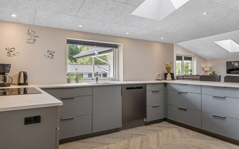 Alvira - 30Km from the Sea: Cucina, Pavimentazione, Soffitto, Controsoffitto, Interior Design, Pavimento, Cabinetry, Lampada, Apparecchio Major, Elettrodomestico Da Cucina