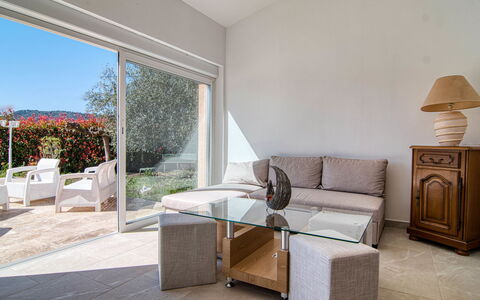 Villa Mehdaeve: Mobilia, Interior Design, Pavimentazione, Legna, Soffitto, Pavimento, Sedia, Tavolo, Appartamento, Illuminazione