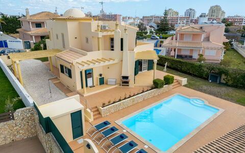 Mar: Mobilia, Interior Design, Pavimentazione, Legna, Soffitto, Pavimento, Sedia, Tavolo, Appartamento, Illuminazione