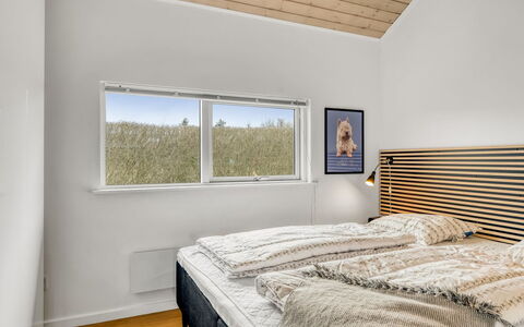 Kato - from the Sea: Legna, Interior Design, Soffitto, Camera Da Letto, Letto, Pavimentazione, Pavimento, Bedding, Telaio Del Letto, Camera