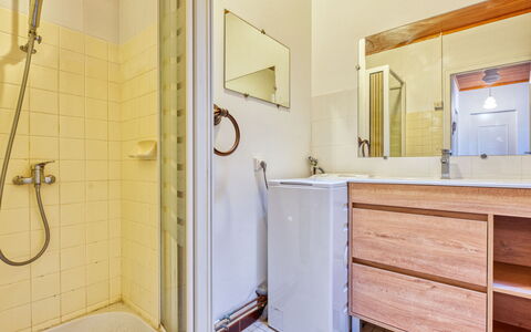 L'Étang: Pavimentazione, Idraulico Fixture, Pavimento, Bagno, Interior Design, Idraulico, Lavandino Del Bagno, Specchio, Materiale Composito, Piastrella