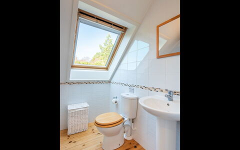 Drover'S Lodge: Bagno, Idraulico Fixture, Pavimentazione, Interior Design, Pavimento, Idraulico, Soffitto, Rubinetto, Lavello, Gabinetto