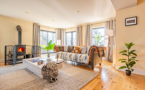 Drover'S Lodge: Mobilia, Interior Design, Pavimentazione, Divano, Legna, Pavimento, Soggiorno, Camera, Soffitto, Tavolo