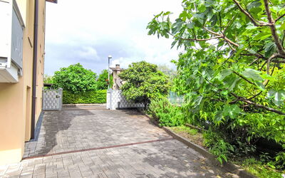 Dro 100: Flagstone, Passerella, Marciapiede, Giardino, Driveway, Recinzione, Landscaping, Shade, Cobblestone, Home Scherma