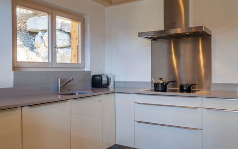 Chalet Roose: Cucina, Controsoffitto, Interior Design, Pavimentazione, Elettrodomestico Da Cucina, Cabinetry, Legna, Idraulico Fixture, Lavandino Della Cucina, Elettrodomestico