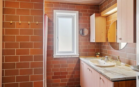 Taja - 170M from the Sea: Parete, Idraulico Fixture, Lavandino Del Bagno, Pavimentazione, Lavello, Interior Design, Bagno, Mobiletto Del Bagno, Pavimento, Rubinetto