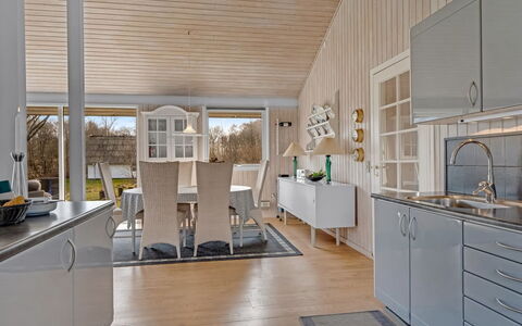 Tosti - 180M to the Fjord: Pavimentazione, Interior Design, Legna, Cucina, Soffitto, Pavimento, Mobilia, Lampada, Pavimento In Legno, Controsoffitto