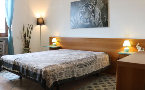 Le Tende Montesin: Mobilia, Letto, Camera Da Letto, Interior Design, Lenzuolo, Legna, Bedding, Pavimento, Pavimentazione, Camera