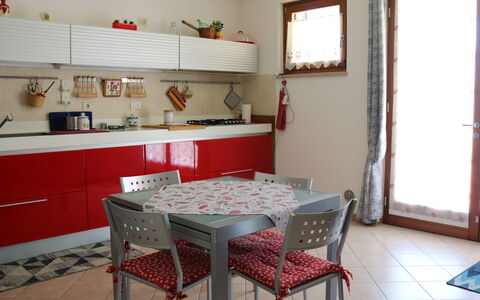 Romeo e Giulietta: Mobilia, Cucina, Interior Design, Pavimentazione, Elettrodomestico Da Cucina, Controsoffitto, Legna, Apparecchio Major, Sedia, Pavimento