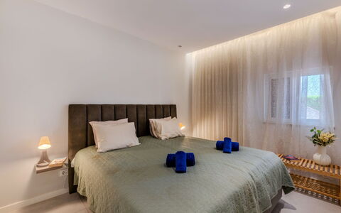 Sol Salgado: Mobilia, Letto, Interior Design, Pavimento, Pavimentazione, Camera Da Letto, Parete, Bedding, Camera, Legna