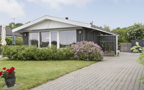 Cornelius - 30M from the Sea: Casa, Tetto, Casa, Arbusto, Villetta, Estate, Shade, Giardino, Cortile, Raccordo