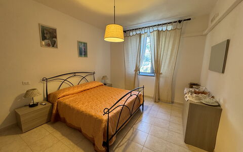Il Volo Del Nibbio: Letto, Camera Da Letto, Mobilia, Bedding, Lenzuolo, Interior Design, Pavimento, Pavimentazione, Legna, Biancheria