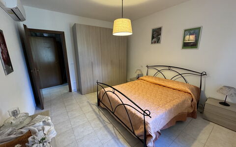 Il Volo Del Nibbio: Letto, Mobilia, Camera Da Letto, Interior Design, Bedding, Lenzuolo, Pavimento, Pavimentazione, Legna, Camera