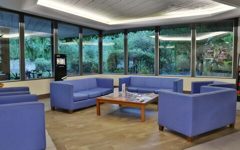 Grospierres 602: Interior Design, Mobilia, Pavimentazione, Pavimento, Soffitto, Illuminazione, Divano, Camera, Soggiorno