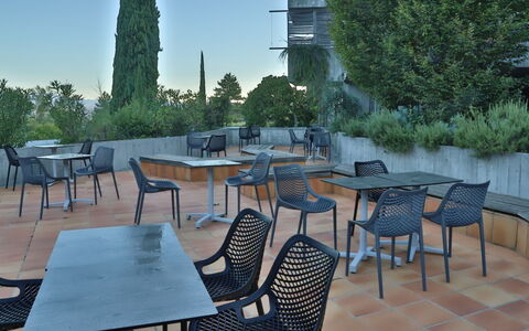 Grospierres 602: Mobilia, Sedia, Mobili Da Esterno, Tavolo Esterno, Shade, Ristorante, Giardino, Design, Backyard, Landscaping