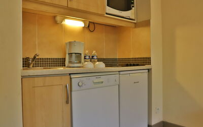 Le Vallon 602.2: Interior Design, Parete, Apparecchio Major, Controsoffitto, Pavimentazione, Cucina, Elettrodomestico Da Cucina, Legna, Pavimento, Cabinetry