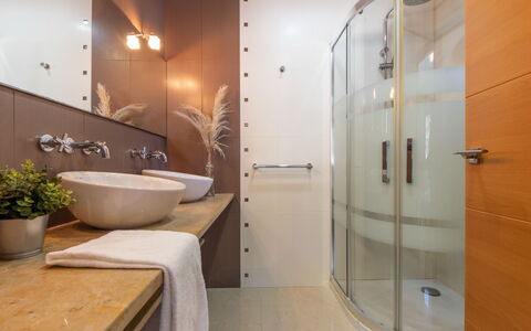 Grobro 1: Bagno, Idraulico Fixture, Interior Design, Pavimentazione, Lavandino Del Bagno, Specchio, Pavimento, Lavello, Rubinetto, Mobiletto Del Bagno