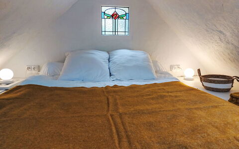 Gwenn Tiny House: Camera Da Letto, Letto, Lenzuolo, Legna, Bedding, Interior Design, Mobilia, Biancheria, Pavimento, Pavimentazione
