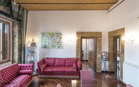Lucilla Home: Mobilia, Interior Design, Pavimentazione, Pavimento, Parete, Divano, Legna, Soffitto, Camera, Soggiorno