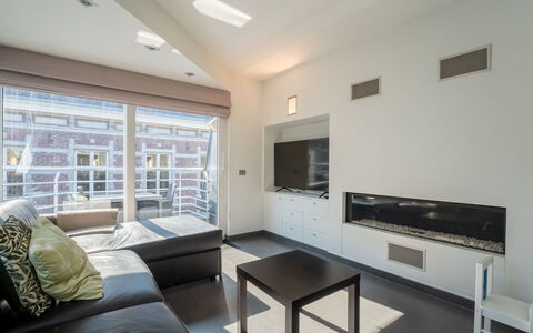 Littoral with Two Balconies: Interior Design, Mobilia, Parete, Pavimentazione, Soffitto, Legna, Divano, Pavimento, Soggiorno, Camera
