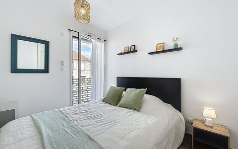 Océanide: Appartamento, Balcone, Condominio, Sedia, Alluminio, Corrimano, Latifoglie, Illuminazione Diurna, Attico, Deck