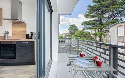 La Bernerie-En Retz 150: Appartamento, Balcone, Condominio, Sedia, Alluminio, Corrimano, Latifoglie, Illuminazione Diurna, Attico, Deck