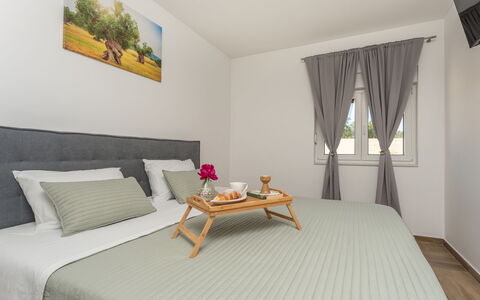 Olivarum: Mobilia, Letto, Interior Design, Camera Da Letto, Legna, Pavimento, Pavimentazione, Bedding, Lenzuolo, Camera