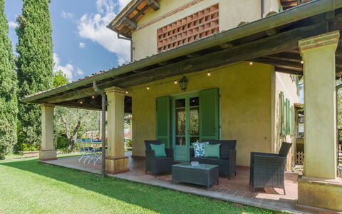Il Casale: Portico, Casa, Casa, Tetto, Giardino, Estate, Villetta, Groundcover, Porta, Shade