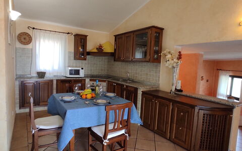 Belvedere Apartment Ac, Budoni: Mobilia, Interior Design, Pavimentazione, Legna, Controsoffitto, Cucina, Sedia, Tavolo, Cabinetry, Pavimento