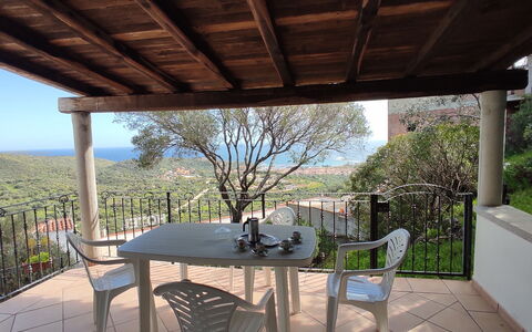 Belvedere Apartment Ac, Budoni: Mobilia, Tavolo, Sedia, Mobili Da Esterno, Cucina & Sala Da Pranzo Tavolo, Pavimento, Tavolo Esterno, Portico, Balcone, Color Legno