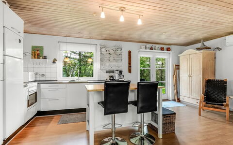 Fido - 500M to the Fjord: Mobilia, Pavimentazione, Interior Design, Legna, Pavimento, Soffitto, Pavimento In Legno, Cucina, Lampada, Controsoffitto